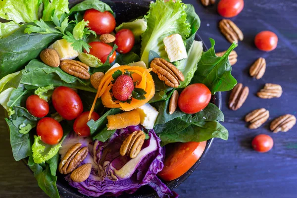 Tatlı domatesli yeşil salata, sağlıklı insanlar için parlak renkler ve besleyici yiyecekler.