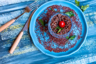 Kırsal masada domatesli kırmızı kinoa salatası. Süper yiyecek ve sağlıklı yeme konsepti.