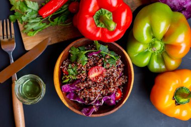 Kırsal masada domatesli kırmızı kinoa salatası. Süper yiyecek ve sağlıklı yeme konsepti.