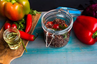 Kırsal masada domatesli kırmızı kinoa salatası. Süper yiyecek ve sağlıklı yeme konsepti.