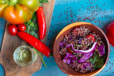 Kırsal masada domatesli kırmızı kinoa salatası. Süper yiyecek ve sağlıklı yeme konsepti.