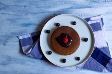 kırmızı böğürtlenli krep, böğürtlen, kahvaltıda böğürtlen, üst manzara, yatay