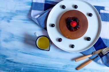 kırmızı böğürtlenli krep, böğürtlen, kahvaltıda böğürtlen, üst manzara, yatay