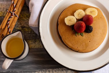 kırmızı böğürtlenli krep, böğürtlen, kahvaltıda böğürtlen, üst manzara, yatay