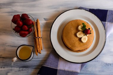 kırmızı böğürtlenli krep, böğürtlen, kahvaltıda böğürtlen, üst manzara, yatay
