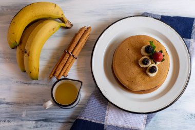 kırmızı böğürtlenli krep, böğürtlen, kahvaltıda böğürtlen, üst manzara, yatay