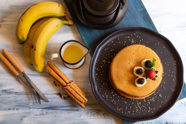 kırmızı böğürtlenli krep, böğürtlen, kahvaltıda böğürtlen, üst manzara, yatay