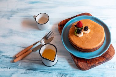 kırmızı böğürtlenli krep, böğürtlen, kahvaltıda böğürtlen, üst manzara, yatay