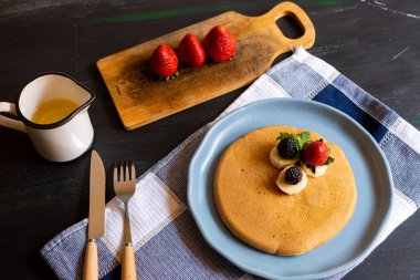 kırmızı böğürtlenli krep, böğürtlen, kahvaltıda böğürtlen, üst manzara, yatay