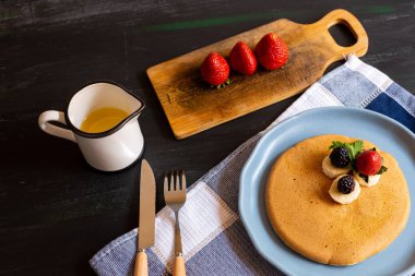 kırmızı böğürtlenli krep, böğürtlen, kahvaltıda böğürtlen, üst manzara, yatay