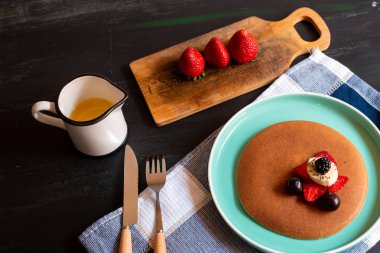 kırmızı böğürtlenli krep, böğürtlen, kahvaltıda böğürtlen, üst manzara, yatay