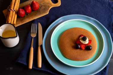 kırmızı böğürtlenli krep, böğürtlen, kahvaltıda böğürtlen, üst manzara, yatay