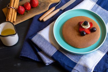 kırmızı böğürtlenli krep, böğürtlen, kahvaltıda böğürtlen, üst manzara, yatay