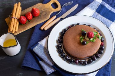 kırmızı böğürtlenli krep, böğürtlen, kahvaltıda böğürtlen, üst manzara, yatay