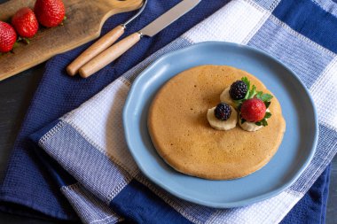 kırmızı böğürtlenli krep, böğürtlen, kahvaltıda böğürtlen, üst manzara, yatay