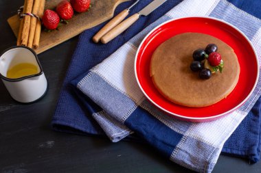 kırmızı böğürtlenli krep, böğürtlen, kahvaltıda böğürtlen, üst manzara, yatay