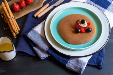 kırmızı böğürtlenli krep, böğürtlen, kahvaltıda böğürtlen, üst manzara, yatay