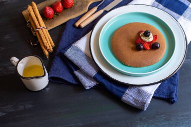 kırmızı böğürtlenli krep, böğürtlen, kahvaltıda böğürtlen, üst manzara, yatay