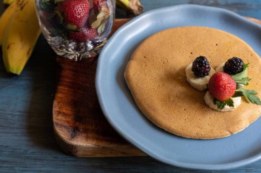 kırmızı böğürtlenli krep, böğürtlen, kahvaltıda böğürtlen, üst manzara, yatay