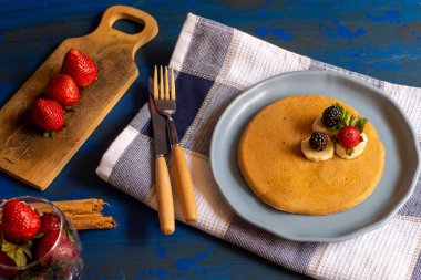 kırmızı böğürtlenli krep, böğürtlen, kahvaltıda böğürtlen, üst manzara, yatay