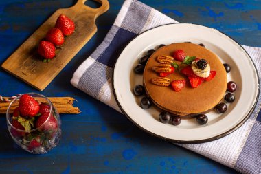 kırmızı böğürtlenli krep, böğürtlen, kahvaltıda böğürtlen, üst manzara, yatay