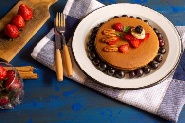 kırmızı böğürtlenli krep, böğürtlen, kahvaltıda böğürtlen, üst manzara, yatay