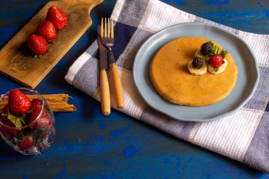 kırmızı böğürtlenli krep, böğürtlen, kahvaltıda böğürtlen, üst manzara, yatay