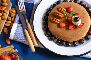 kırmızı böğürtlenli krep, böğürtlen, kahvaltıda böğürtlen, üst manzara, yatay