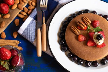 kırmızı böğürtlenli krep, böğürtlen, kahvaltıda böğürtlen, üst manzara, yatay