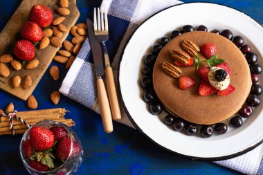 kırmızı böğürtlenli krep, böğürtlen, kahvaltıda böğürtlen, üst manzara, yatay