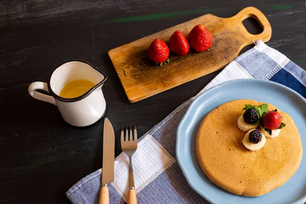 kırmızı böğürtlenli krep, böğürtlen, kahvaltıda böğürtlen, üst manzara, yatay