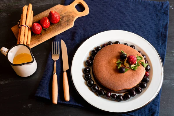 kırmızı böğürtlenli krep, böğürtlen, kahvaltıda böğürtlen, üst manzara, yatay