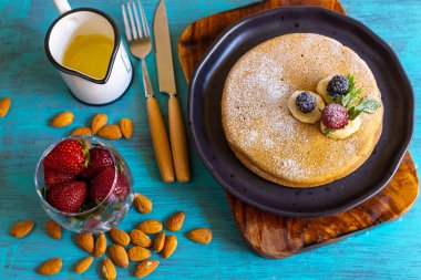 kırmızı böğürtlenli krep, böğürtlen, kahvaltıda böğürtlen, üst manzara, yatay