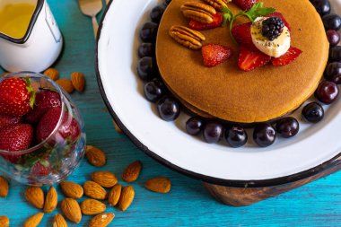 kırmızı böğürtlenli krep, böğürtlen, kahvaltıda böğürtlen, üst manzara, yatay