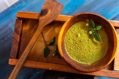 Yeşil çay ve çay tozu insanların sağlığına iyi gelir.