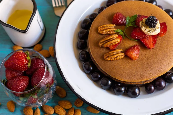 kırmızı böğürtlenli krep, böğürtlen, kahvaltıda böğürtlen, üst manzara, yatay