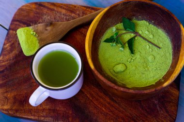 Yeşil çay ve çay tozu insanların sağlığına iyi gelir.