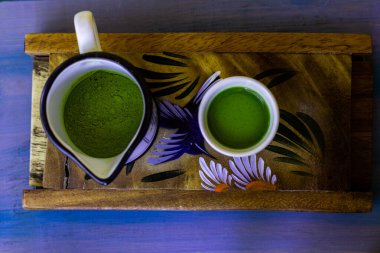 Yeşil çay ve çay tozu insanların sağlığına iyi gelir.