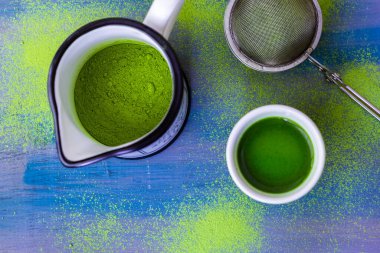 Yeşil çay ve çay tozu insanların sağlığına iyi gelir.