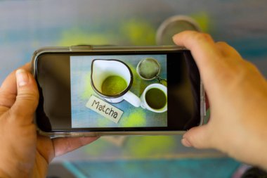 Yeşil çay ve çay tozu insanların sağlığına iyi gelir.