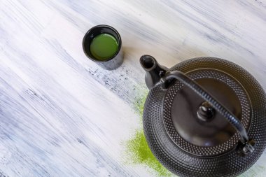 Yeşil çay ve çay tozu insanların sağlığına iyi gelir.