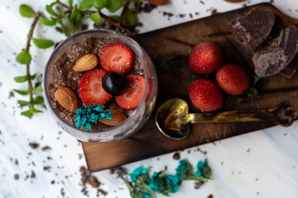 Schokopudding Mit Chia Schokolade Und Erdbeeren Auf Einem Blauen Tisch — Stockfoto