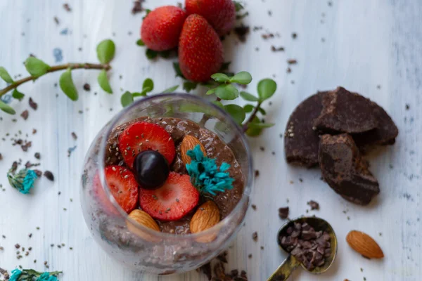 Pudim Chocolate Com Chia Chocolate Morangos Uma Mesa Azul — Fotografia de Stock