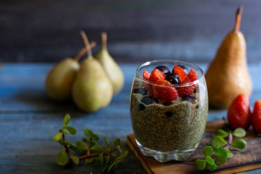 Mavi masada kırmızı böğürtlenli kibrit pudingi..