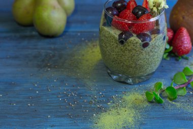 Mavi masada kırmızı böğürtlenli kibrit pudingi..