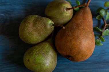 Tüm armutlar mavi tahtada, yemeye hazır..