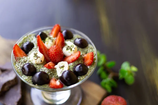 Pudim Matcha Com Bagas Vermelhas Uma Mesa Azul — Fotografia de Stock