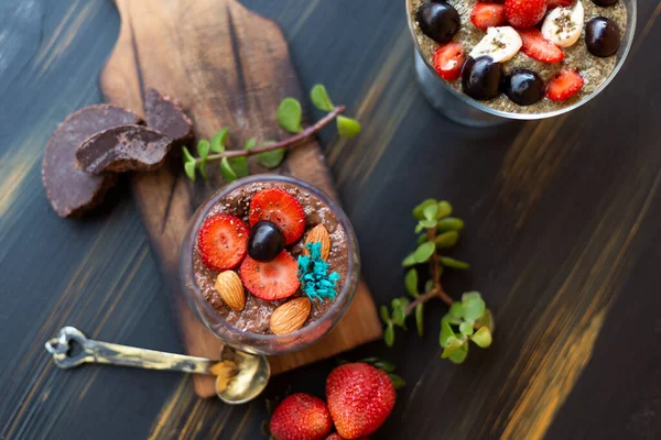 Pudim Chocolate Com Chia Chocolate Morangos Uma Mesa Azul — Fotografia de Stock