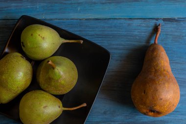 Tüm armutlar mavi tahtada, yemeye hazır..