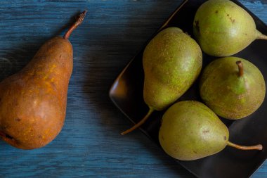 Tüm armutlar mavi tahtada, yemeye hazır..